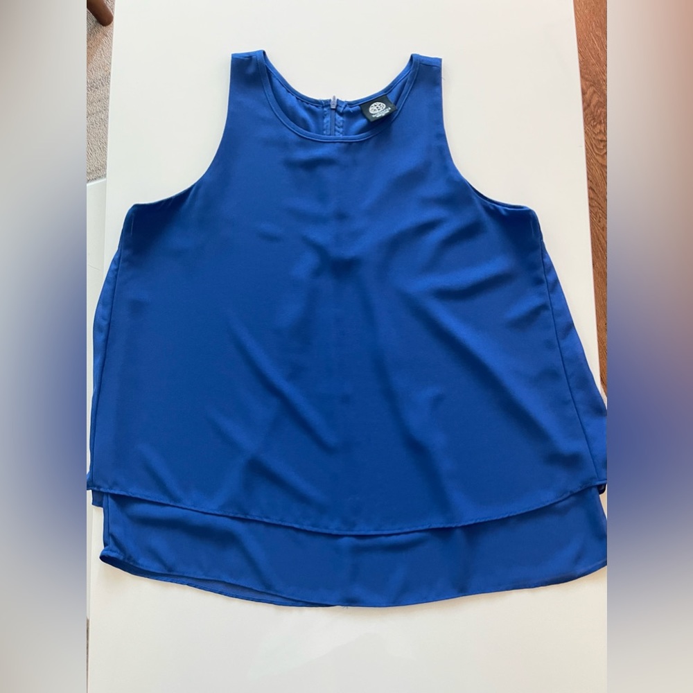 ⭐️ Bobeau Tiered Split Back Top